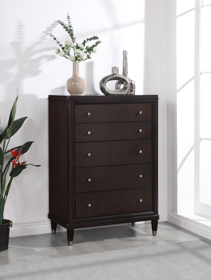 Cómoda de dormitorio de 5 cajones Emberlyn, marrón