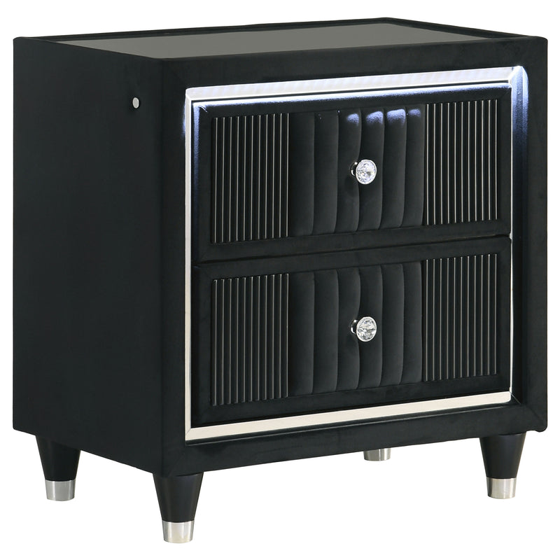 Dormitorio Ravenne tapizado en terciopelo negro con LED