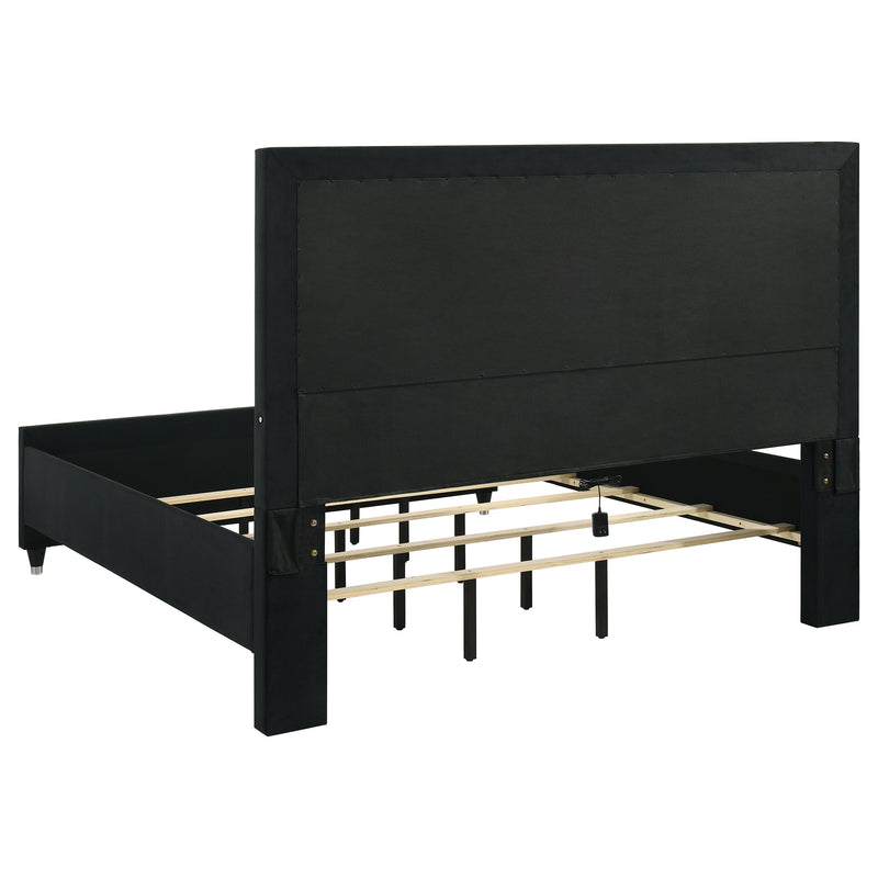 Dormitorio Ravenne tapizado en terciopelo negro con LED