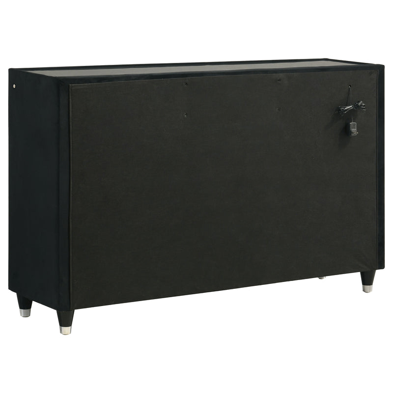 Dormitorio Ravenne tapizado en terciopelo negro con LED