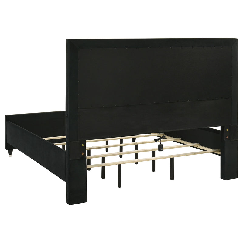 Dormitorio Ravenne tapizado en terciopelo negro con LED