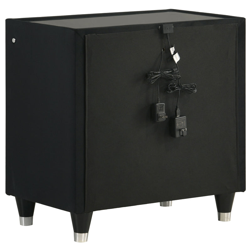 Dormitorio Ravenne tapizado en terciopelo negro con LED