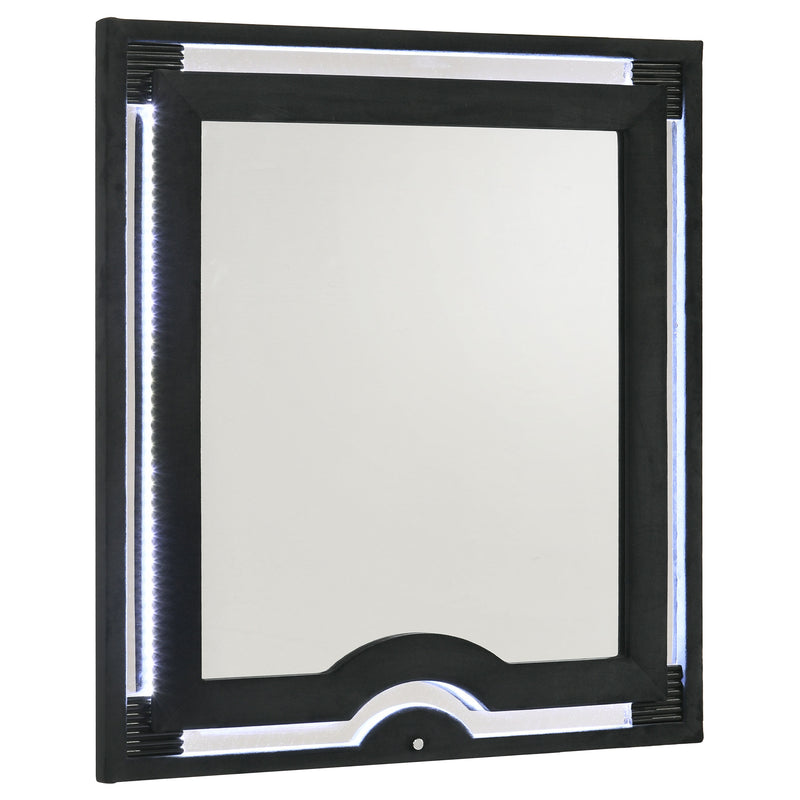 Dormitorio Ravenne tapizado en terciopelo negro con LED