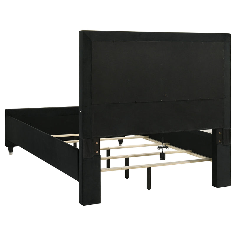 Cama tapizada en terciopelo Ravenne con panel LED, color negro