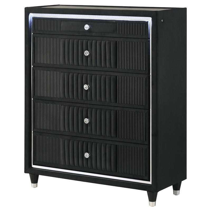 Cómoda de 5 cajones Ravenne tapizada en terciopelo negro con LED