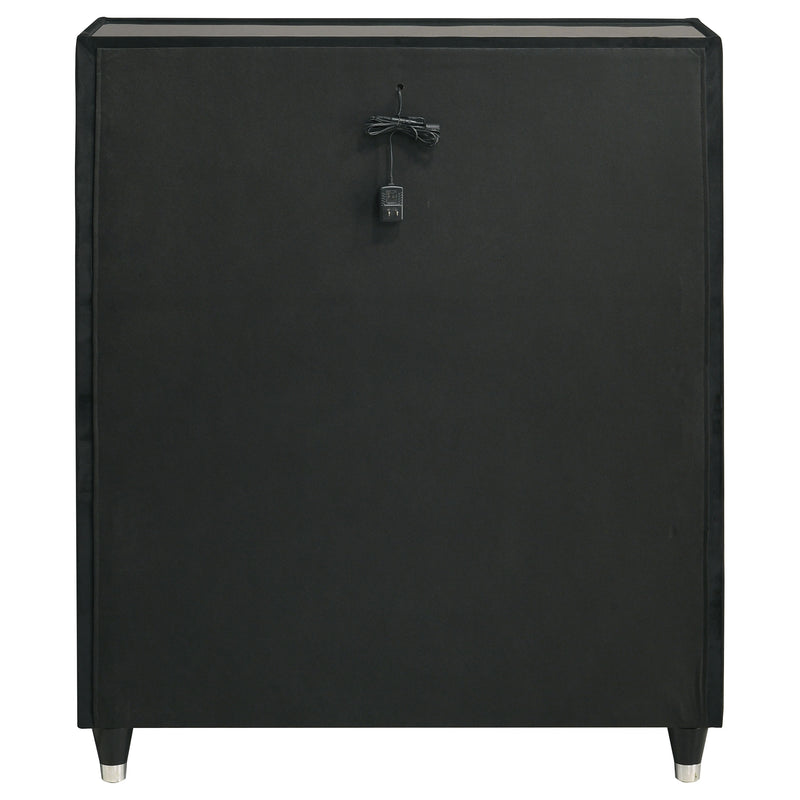Cómoda de 5 cajones Ravenne tapizada en terciopelo negro con LED