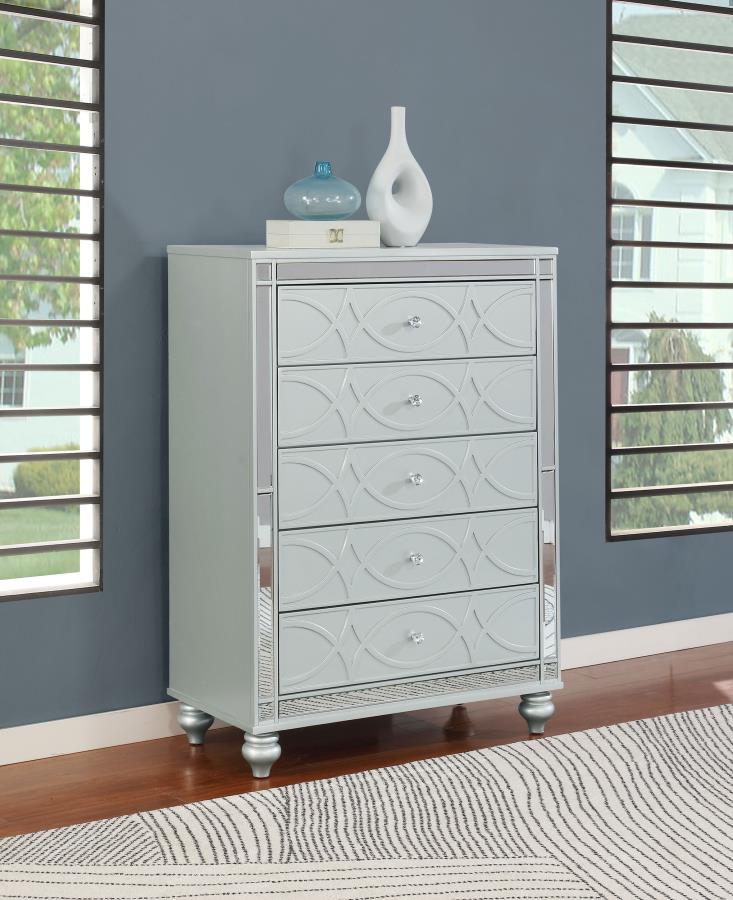 Cómoda de 5 cajones Gunnison color plata metálico