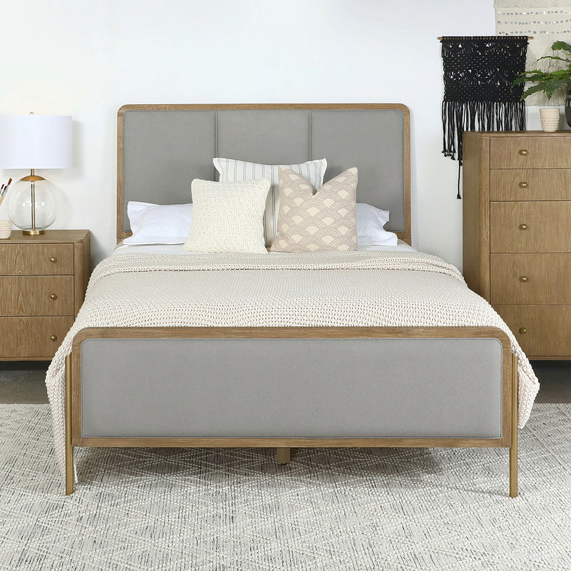 Cama Arini con panel tapizado