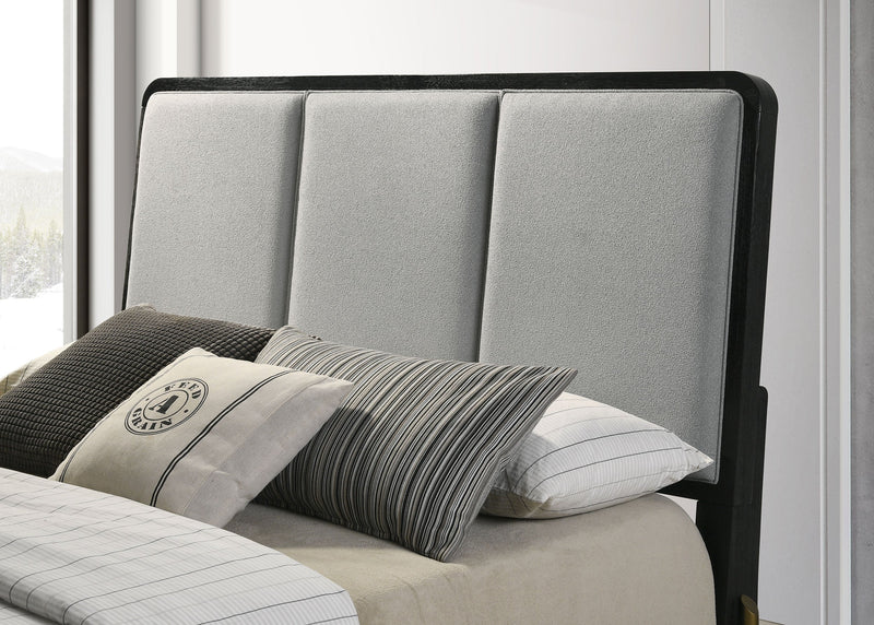 Cama Arini con panel tapizado