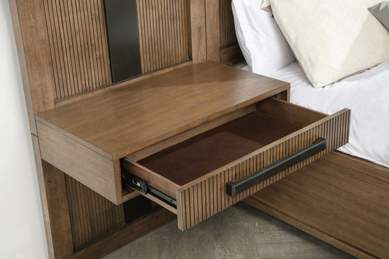 Cama con almacenaje y paneles Terrace Wall en fresno marrón