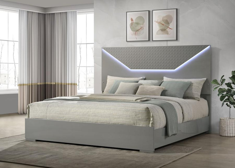 Cama con paneles LED Ives cabecero alto brillo