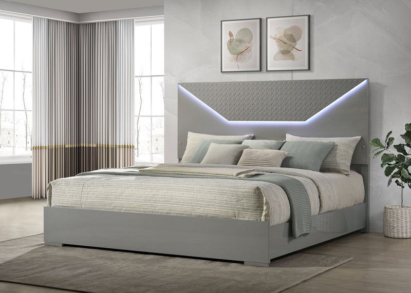 Cama con paneles LED Ives cabecero alto brillo