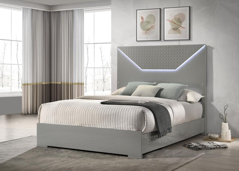 Cama con paneles LED Ives cabecero alto brillo