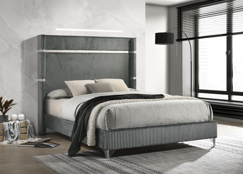 Cama tapizada con cabecero alto Lucia de 61 pulgadas