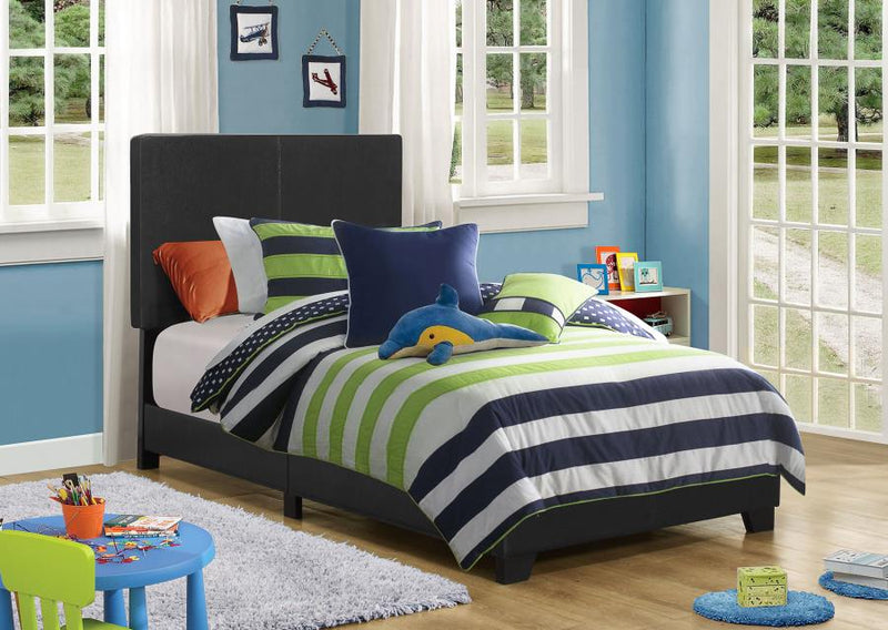 Cama tapizada Dorian con paneles de piel sintética