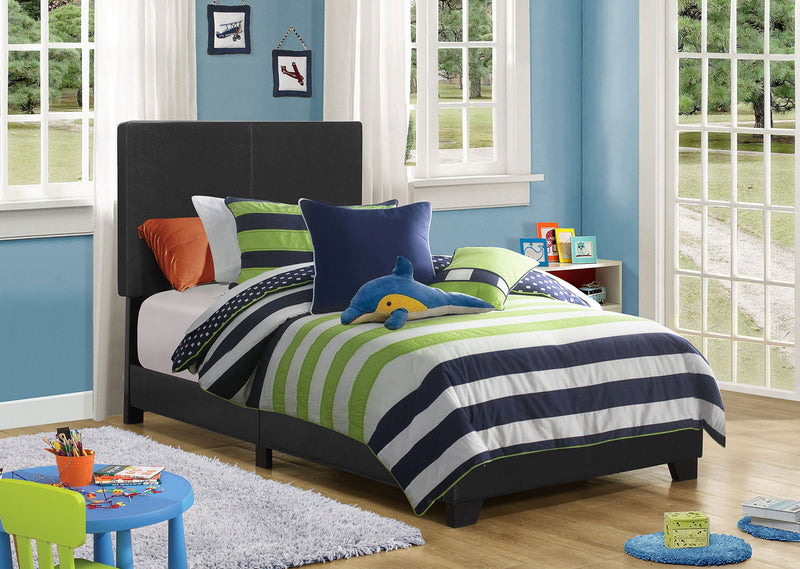 Cama tapizada Dorian con paneles de piel sintética