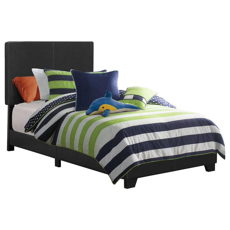 Cama tapizada Dorian con paneles de piel sintética