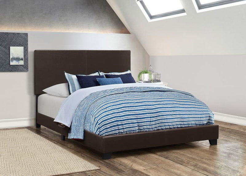 Cama tapizada Dorian con paneles de piel sintética