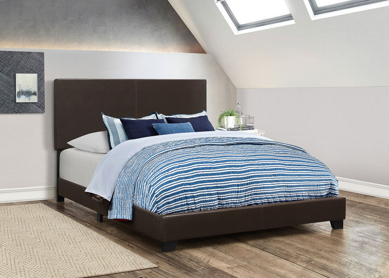 Cama tapizada Dorian con paneles de piel sintética