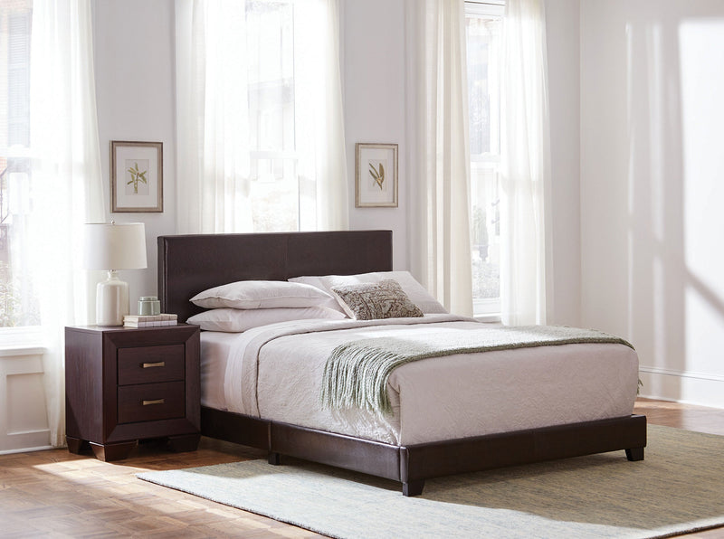 Cama tapizada Dorian con paneles de piel sintética