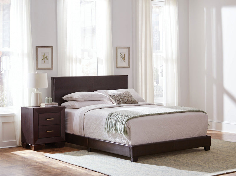 Cama tapizada Dorian con paneles de piel sintética