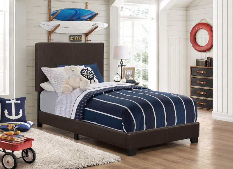 Cama tapizada Dorian con paneles de piel sintética
