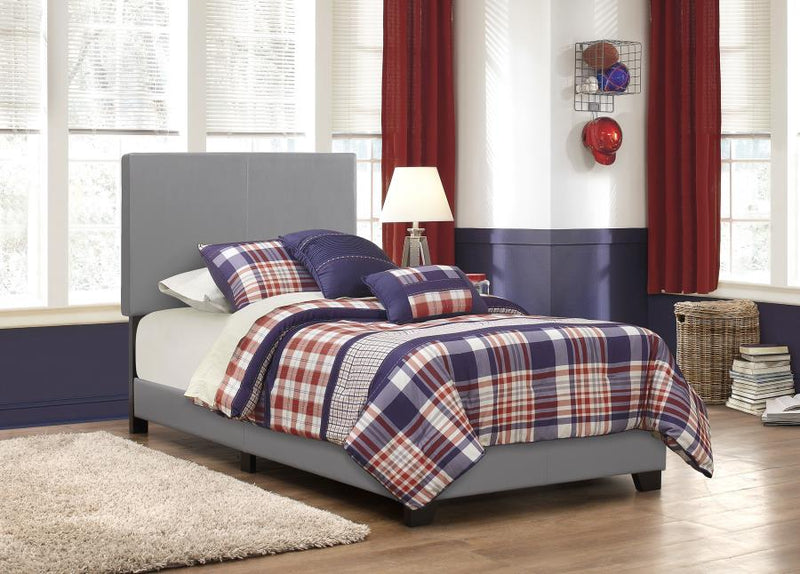 Cama tapizada Dorian con paneles de piel sintética