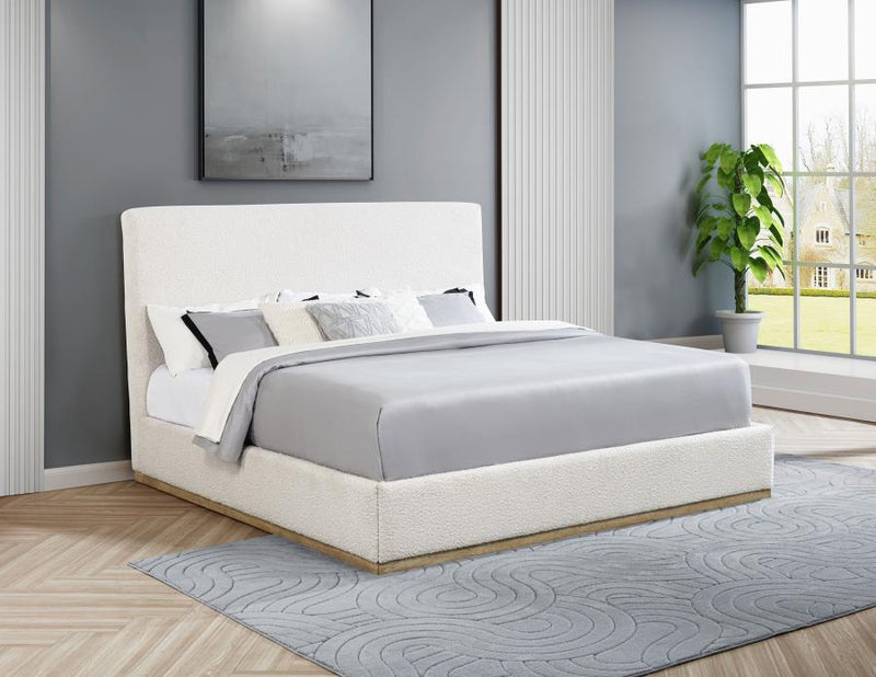 Cama tapizada Knox con paneles color crema