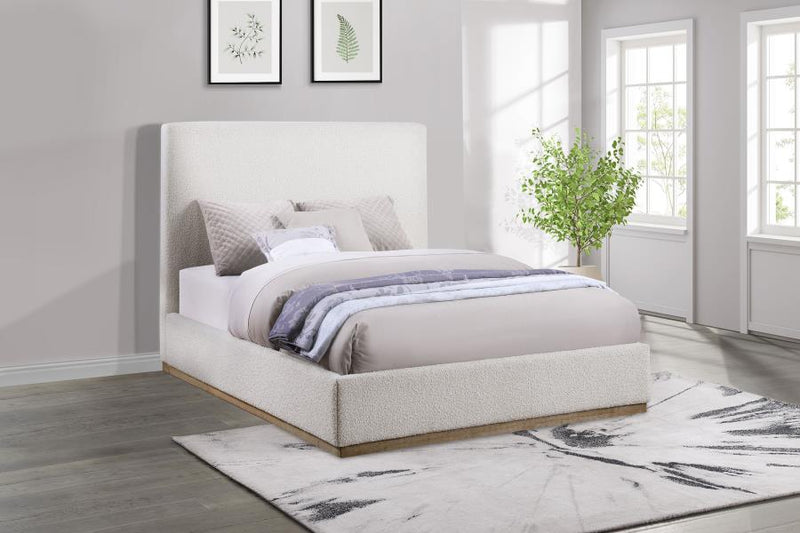 Cama tapizada Knox con paneles color crema