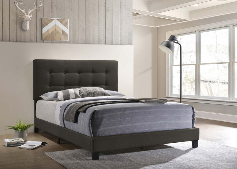 Cama con paneles tapizados Mapes