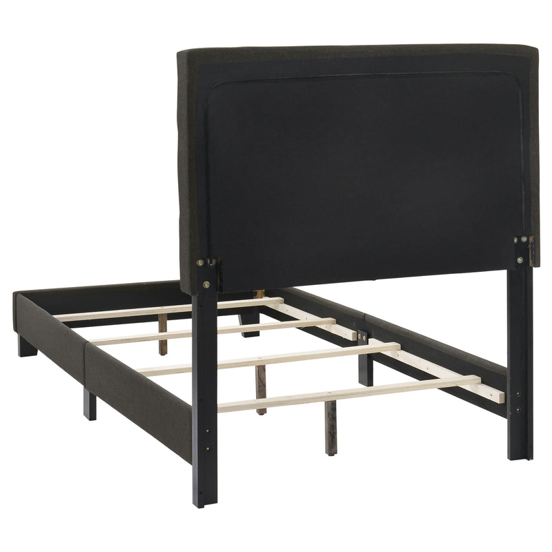 Cama con paneles tapizados Mapes