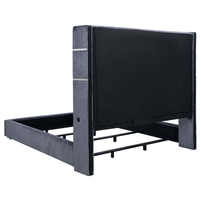 Cama Tisdall tapizada con visualizador de llama