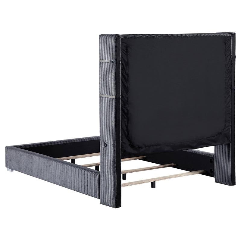 Cama Tisdall tapizada con visualizador de llama