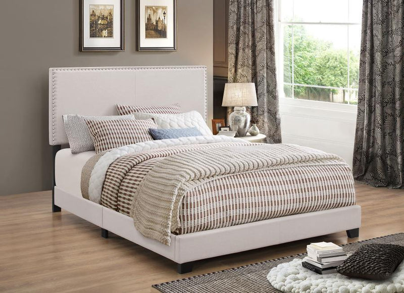 Cama Boyd tapizada con paneles