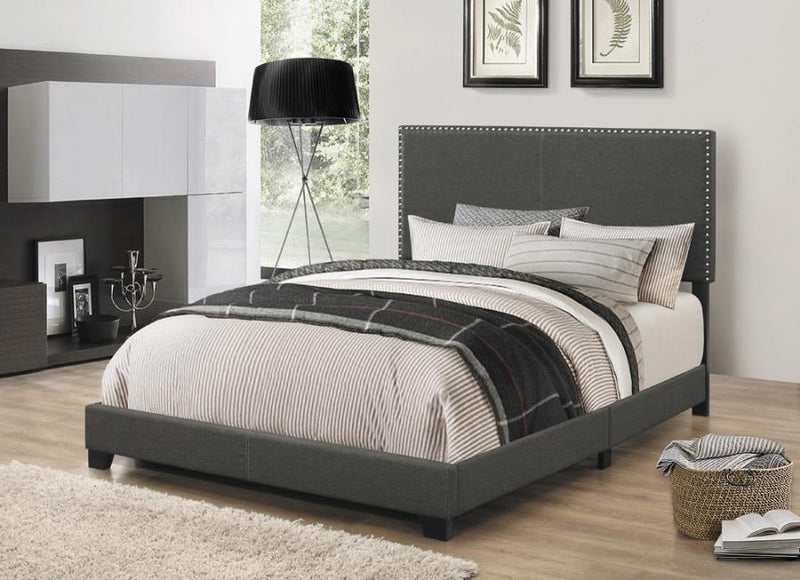Cama Boyd tapizada con paneles