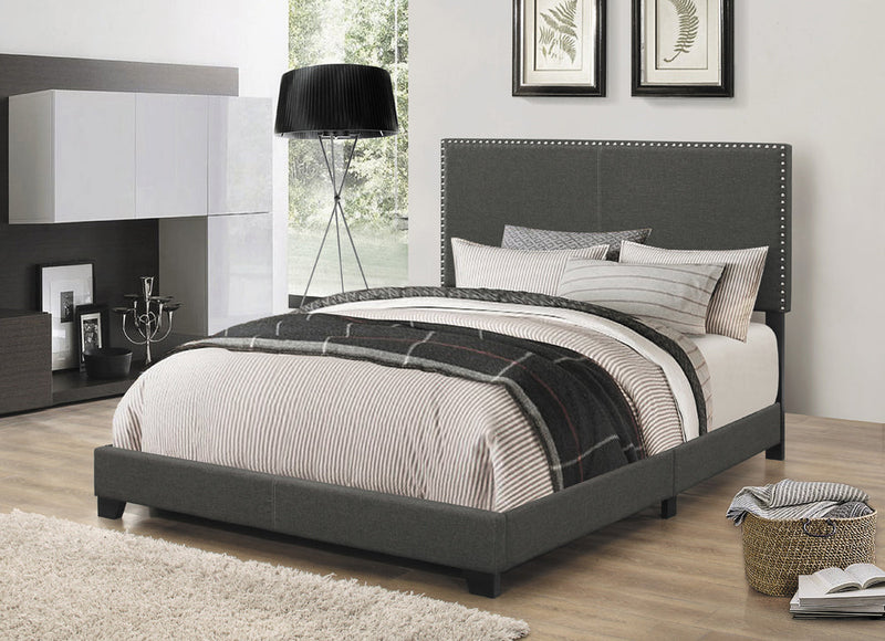 Cama Boyd tapizada con paneles
