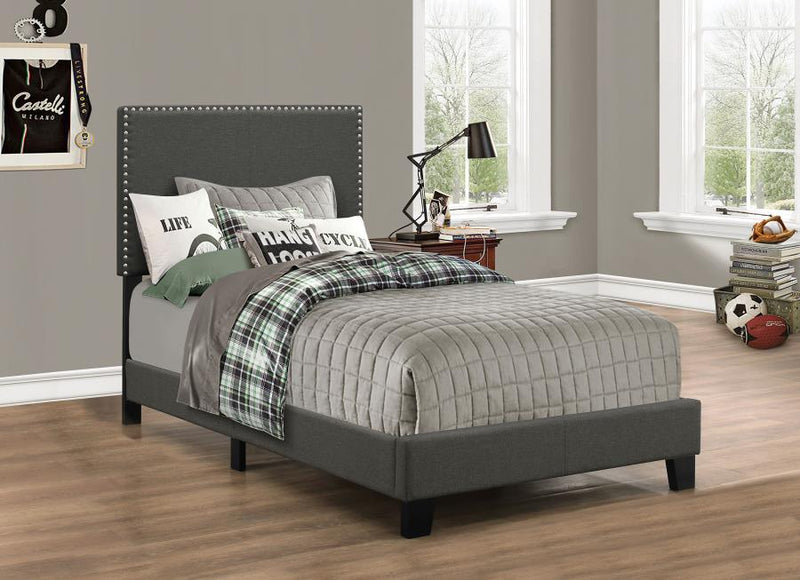 Cama Boyd tapizada con paneles