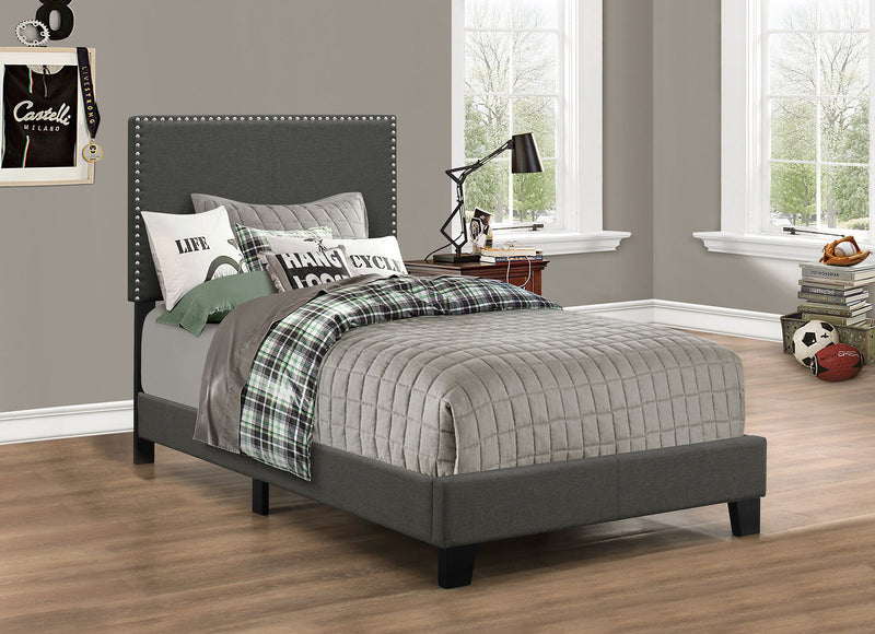 Cama Boyd tapizada con paneles