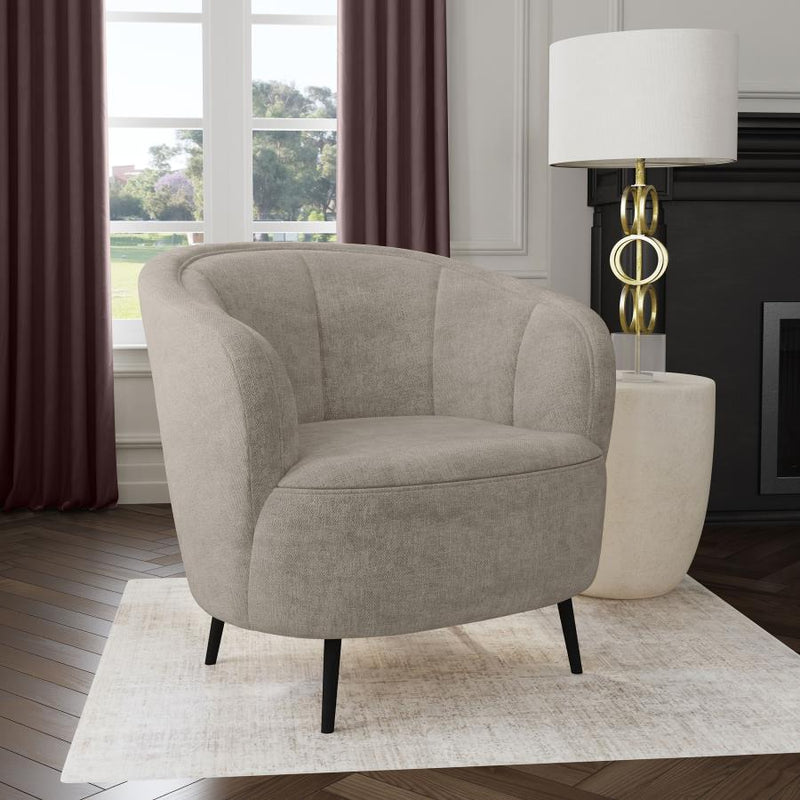 Sillón curvo Ellorie tapizado con respaldo acanalado beige