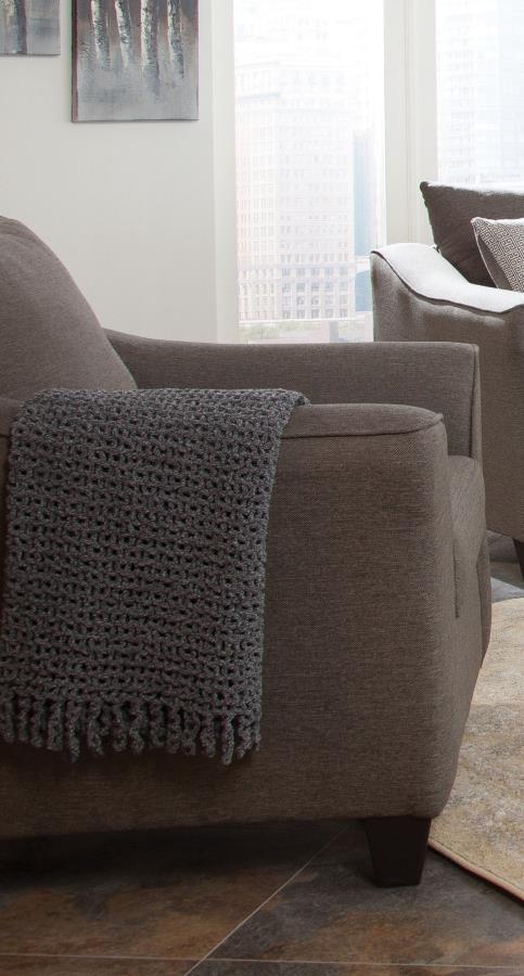 Sillón decorativo Salizar con brazos acampanados y tapizados
