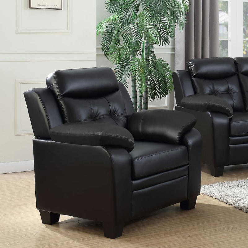 Sillón decorativo Finley tapizado acolchado con brazos y botones, color negro