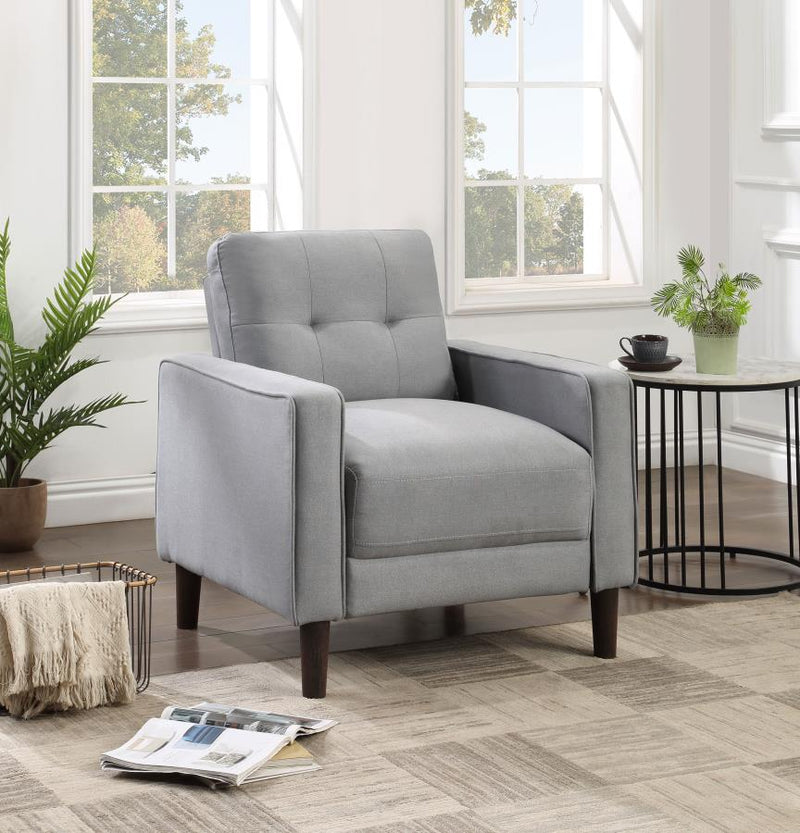 Sillón decorativo tapizado Bowen con apoyabrazos rectos y capitoné