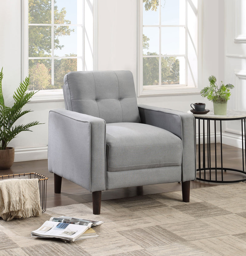Sillón decorativo tapizado Bowen con apoyabrazos rectos y capitoné