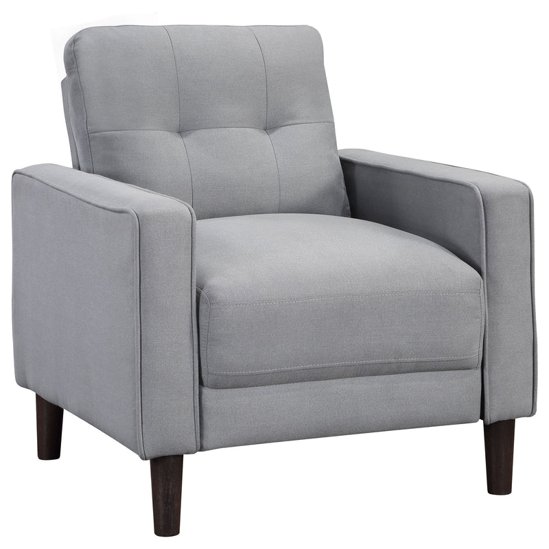 Sillón decorativo tapizado Bowen con apoyabrazos rectos y capitoné