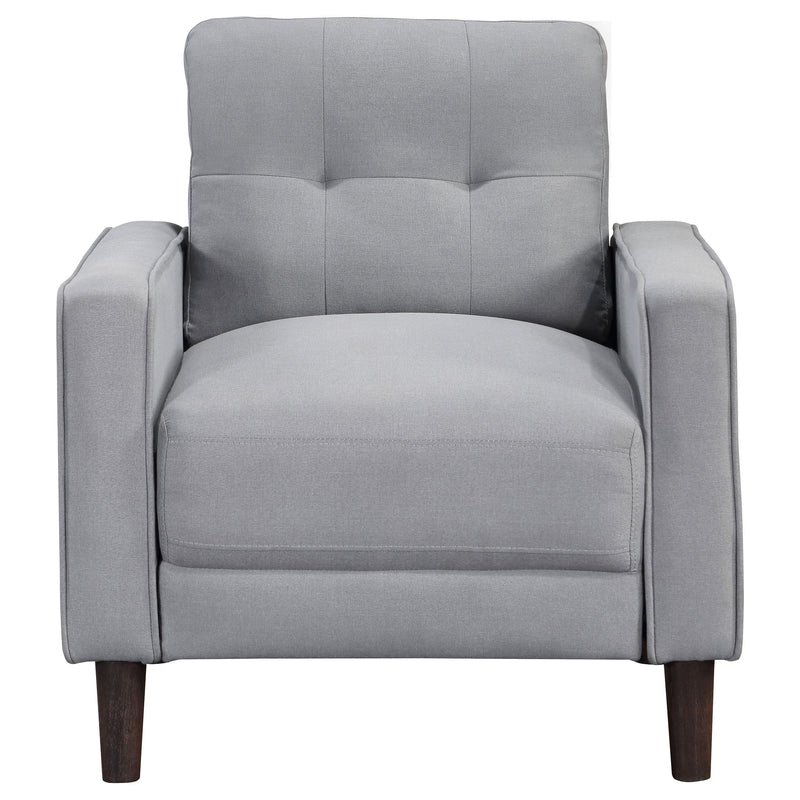 Sillón decorativo tapizado Bowen con apoyabrazos rectos y capitoné