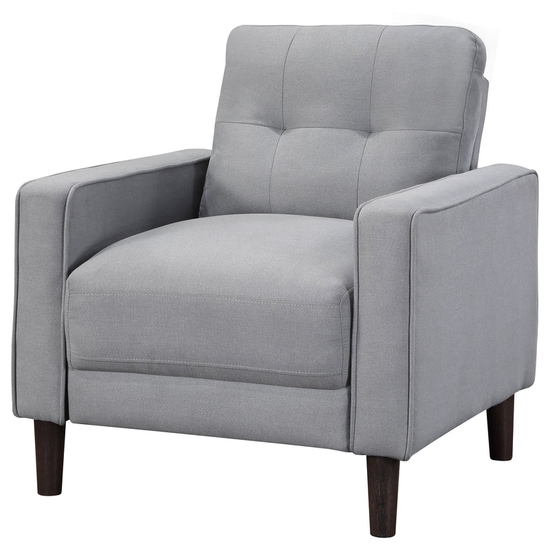 Sillón decorativo tapizado Bowen con apoyabrazos rectos y capitoné