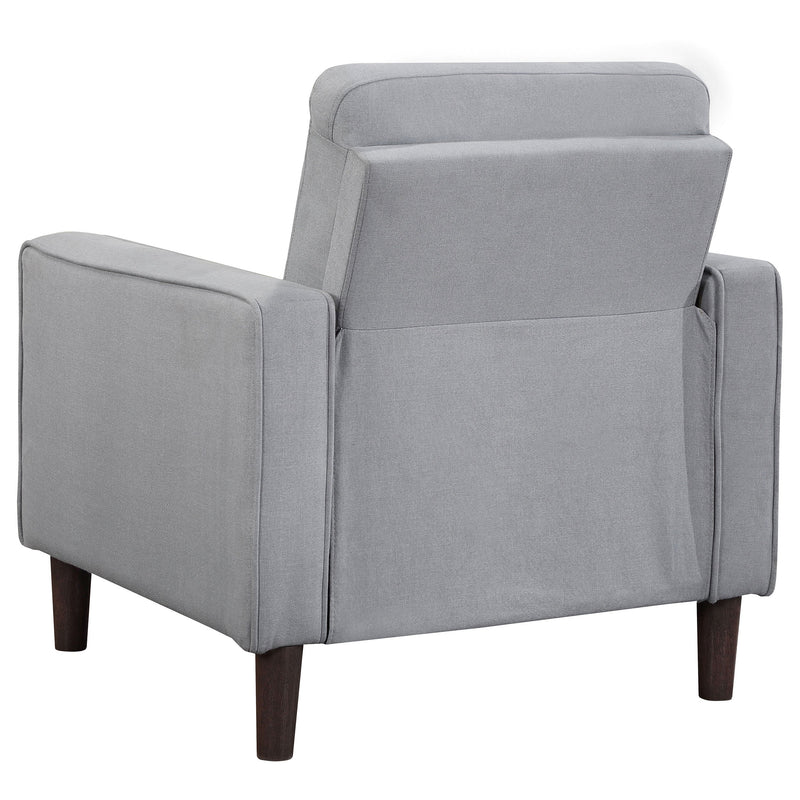 Sillón decorativo tapizado Bowen con apoyabrazos rectos y capitoné