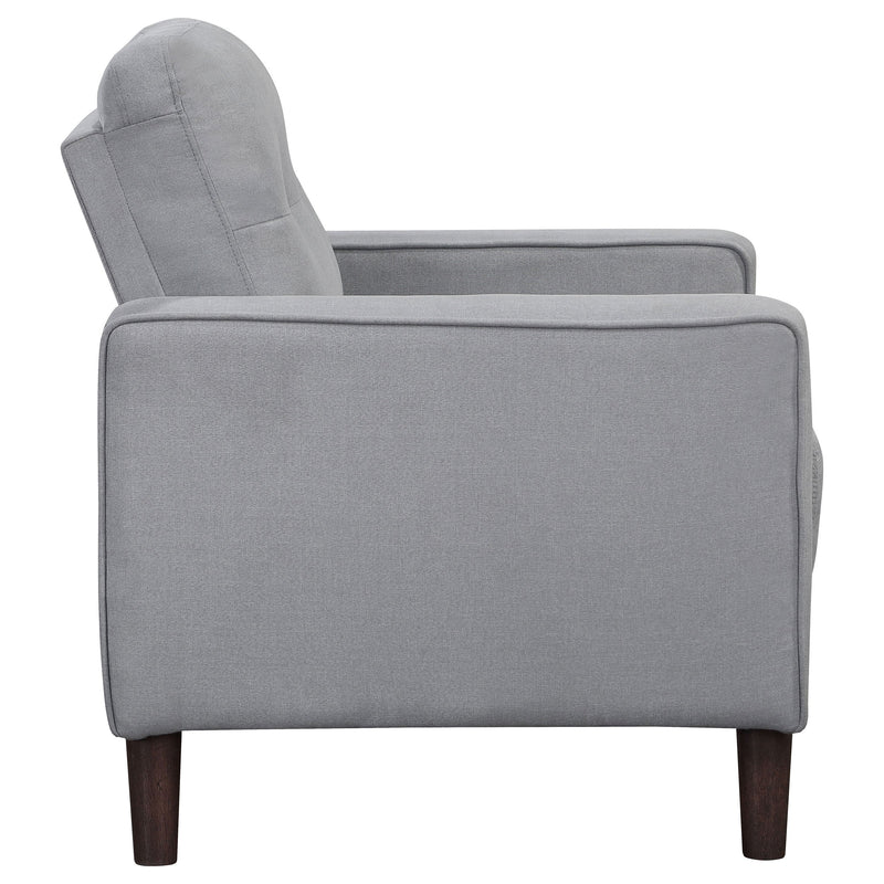 Sillón decorativo tapizado Bowen con apoyabrazos rectos y capitoné