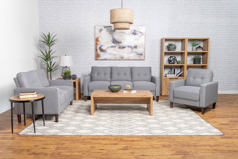 Sillón decorativo tapizado Bowen con apoyabrazos rectos y capitoné