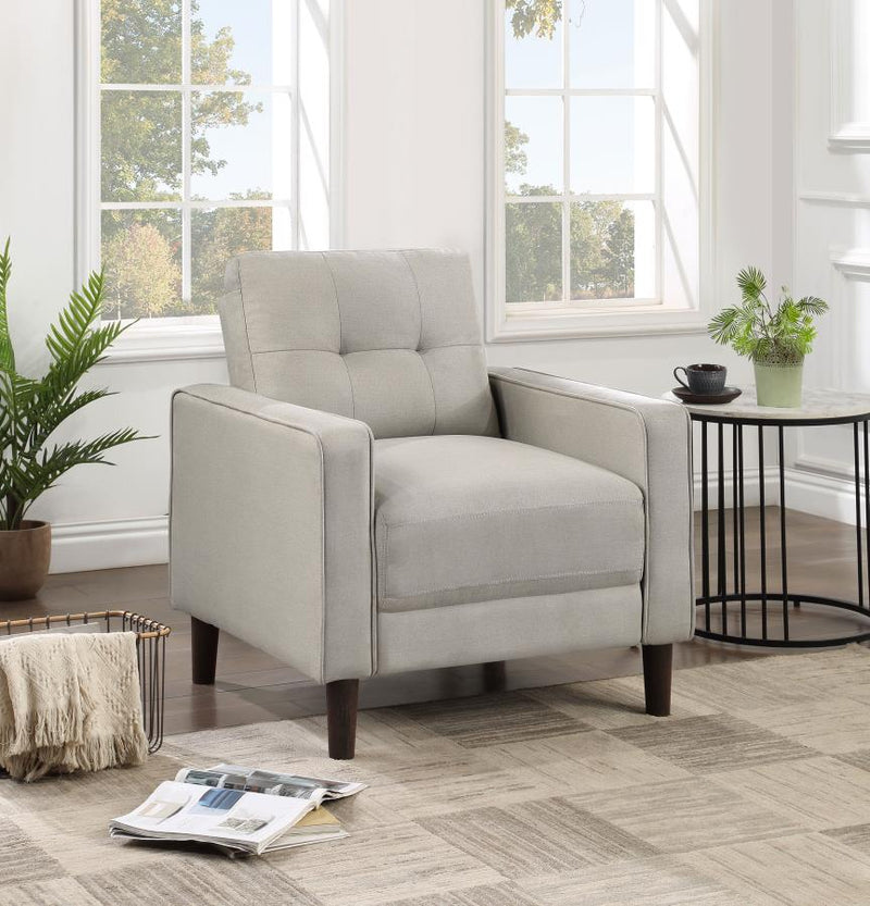 Sillón decorativo tapizado Bowen con apoyabrazos rectos y capitoné